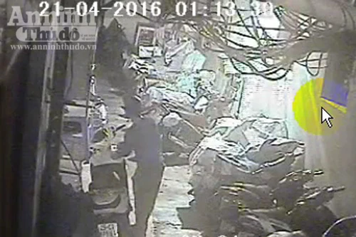 Xe máy khóa cổ, khóa càng ngay trước camera vẫn "bốc hơi"