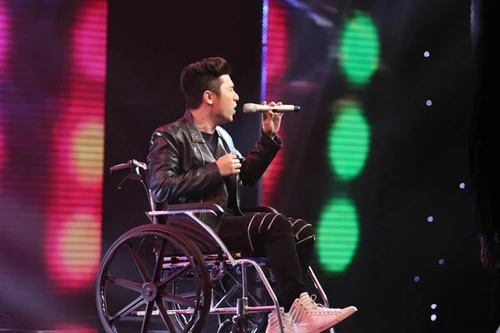 Chán scandal, Yanbi đi xe lăn đến sân khấu Nhân tố bí ẩn "làm lại từ đầu"