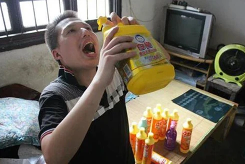 Ế vợ vì nghiện nước tẩy rửa