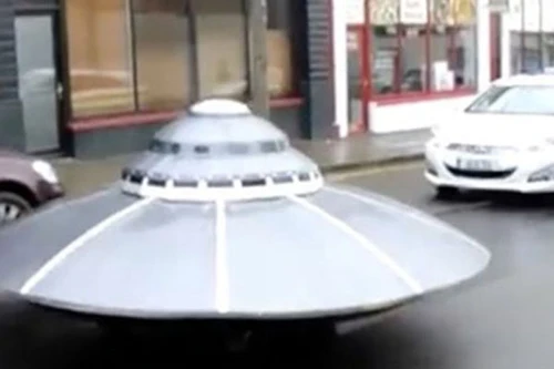 "Đĩa bay" xuất hiện trên phố Ireland