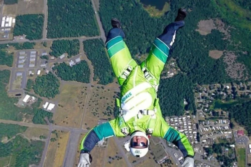 Nhảy từ độ cao 7.000m không cần dù