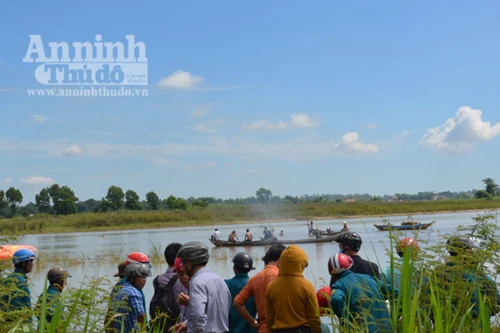 Lật xuồng vận chuyển phân bón trên sông Trà Khúc, 1 người mất tích