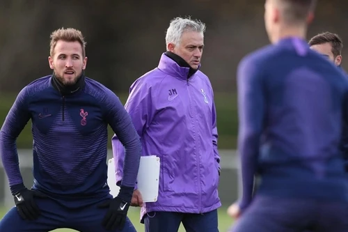 [ẢNH] Vừa đến Tottenham, Mourinho lao ngay vào công việc