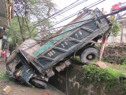 Xe tải mất lái cắm đầu xuống đường đê