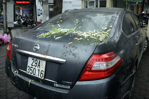 Ô tô húc quán phở, 1 phụ nữ nhập viện