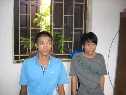 Túng tiền, đi làm... “bảo kê”