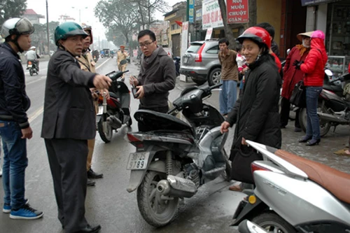 Hà Nội: Xe Air Blade lại bốc cháy giữa đường