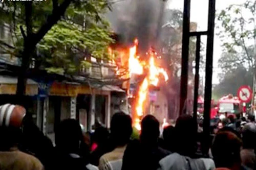 Hà Nội: Chập cột điện, cháy cả cửa hàng bán sim điện thoại