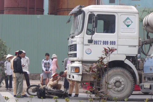 Xe bê tông chèn nát xe máy