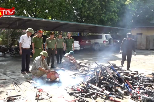 Tổ chức tiêu hủy hơn 2.000 vũ khí, vật liệu nổ, công cụ hỗ trợ và pháo các loại