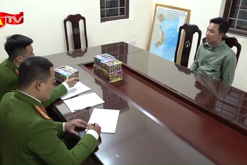 Bắt tại trận đối tượng tàng trữ gần 9kg "hàng cấm"