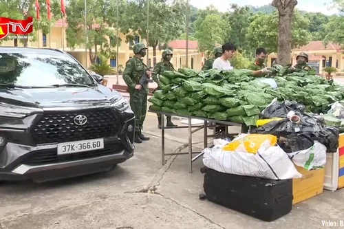 Mở cốp xe, lộ ra cả kho hàng cấm được đóng gói tinh vi