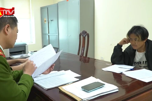 Đối tượng bị truy nã về tội hiếp dâm người dưới 16 tuổi ra đầu thú