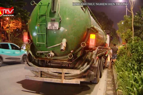 Cận cảnh màn xả thải lén lút, "đầu độc" sông Tô Lịch