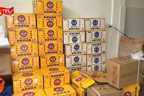 Cận cảnh kho hàng chất kín rượu, bia nhãn hiệu Mao Đài nhập lậu