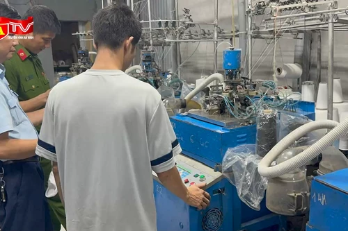 "Lộ" xưởng tất giả thương hiệu lớn, hàng chục nghìn sản phẩm bị thu giữ