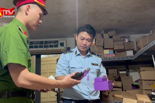 Đột kích kho nước hoa "hàng hiệu rởm" giữa phố cổ