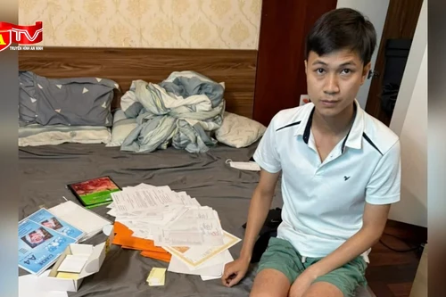 Bóc gỡ ổ nhóm sản xuất hàng vạn giấy tờ giả, thu cả kho phôi, dữ liệu