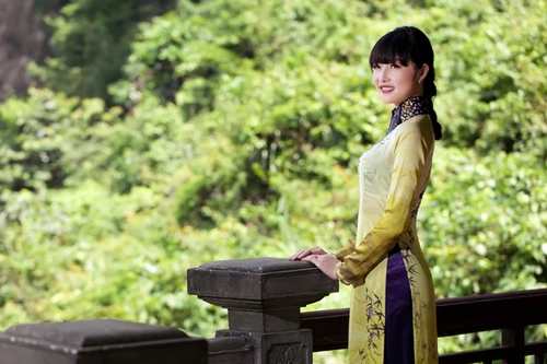 Hoa hậu Triệu Thị Hà mộc mạc khoe sắc tại Tràng An