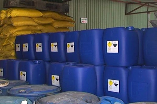 Tạm giữ 400kg hóa chất tẩy đường công nghiệp