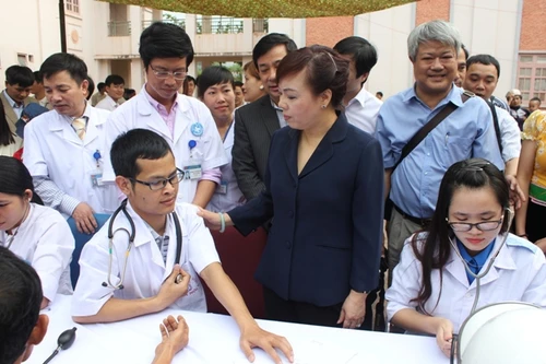 Đưa bác sĩ trẻ về công tác tại ngã ba biên giới