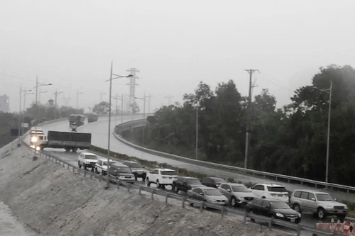 Chập điện, cầu Hạc Trì dừng thu phí 12 tiếng