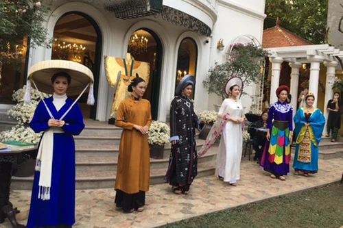 Công nhận cơ sở đạt chuẩn phục vụ khách du lịch cho "Không gian áo dài Việt"