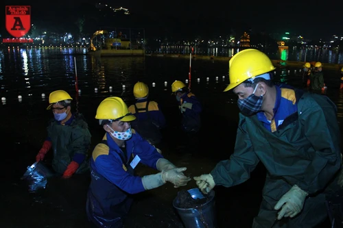 Hàng trăm công nhân hối hả nạo vét bùn hồ Hoàn Kiếm trong đêm