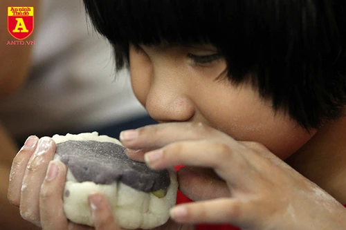 [ẢNH] Làm bánh trung thu cùng những em nhỏ khiếm thị