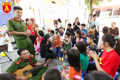 Cảnh sát Cơ động vui Tết Trung thu cùng trẻ em mồ côi