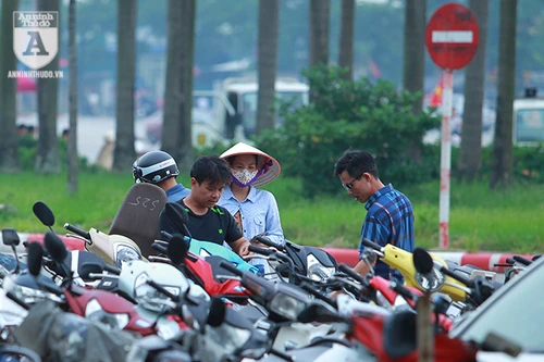 Tranh thủ người hâm mộ đón đội Olympic Việt Nam, nhiều điểm trông giữ xe tự phát chặt chém tại Mỹ Đình