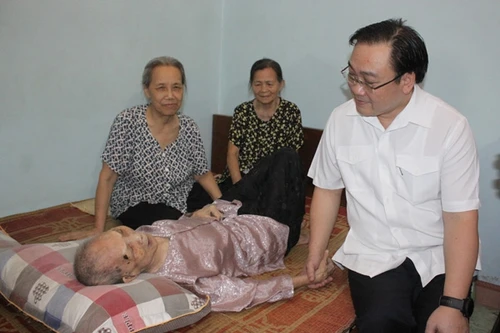 Bí thư Thành ủy Hà Nội Hoàng Trung Hải thăm hỏi, tri ân người có công 