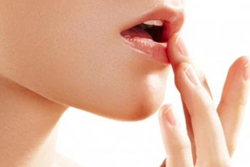 [ẢNH] 12 mẹo "cứu nguy" đôi môi nứt nẻ chảy máu mùa đông