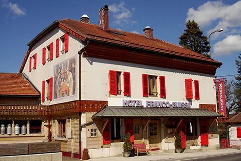 [ẢNH] Khách sạn kỳ lạ nơi du khách "đầu gối nước Pháp, chân gác Thụy Sĩ"