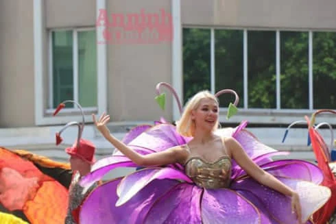 [ẢNH] Phố đi bộ Hồ Gươm tưng bừng sắc màu trong Carnival đậm chất Mỹ-Latin