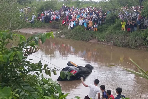 [ẢNH] Cách thoát chết trong gang tấc khi ô tô lao xuống nước