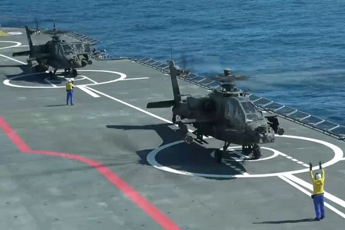 [ẢNH] Trực thăng vũ trang AH-64 Mỹ "hất văng" Ka-52 Nga khỏi tàu đổ bộ Mistral