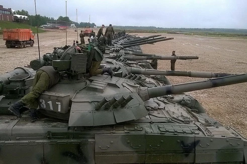 [ẢNH] Campuchia tiếp nhận số lượng lớn xe tăng T-80U-E1 của Nga?