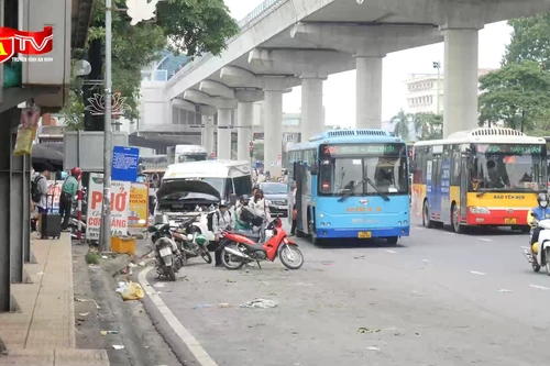 Mất mỹ quan đô thị tại điểm chờ xe buýt