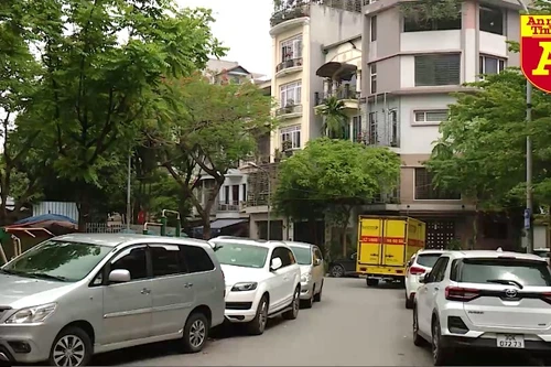 Lộn xộn xe dừng đỗ phố Trung Kính