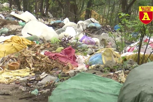 Rác thải tràn ngập vỉa hè trên phố Phúc La, Hà Đông