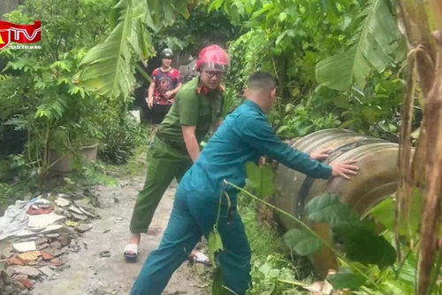 Công an huyện Đan Phượng kịp thời hỗ trợ người dân di dời khỏi vùng ngập úng