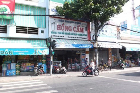 Nam thanh niên bị nhóm côn đồ cầm dao truy sát giữa phố