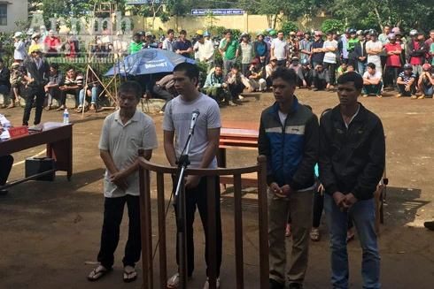 Xét xử nhóm đối tượng dùng dao chém CSGT gây thương tích