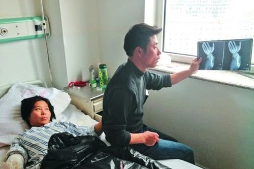 Bị máy “ngoạm”, dùng dao tự chặt tay