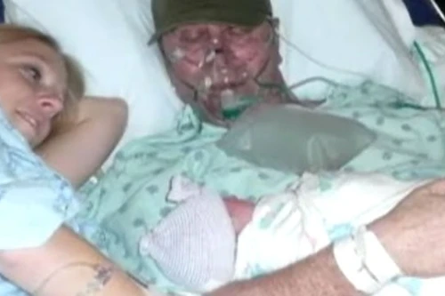 Đẻ mổ để chồng được thấy mặt con