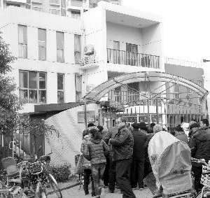 Giáo viên mầm non bắt trẻ ăn giấy vệ sinh đã chùi?