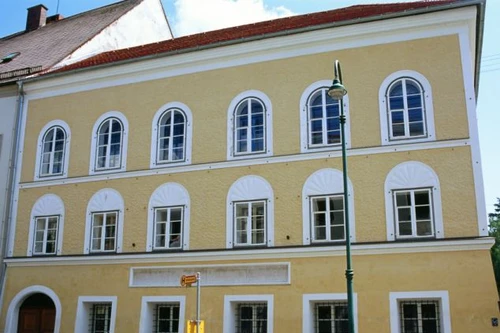 Nghị sỹ Nga mua nhà cũ của Hitler để... phá