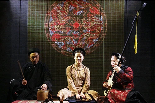 An Như (ở giữa) sinh hoạt trong Giáo phường Ca trù Thăng Long 