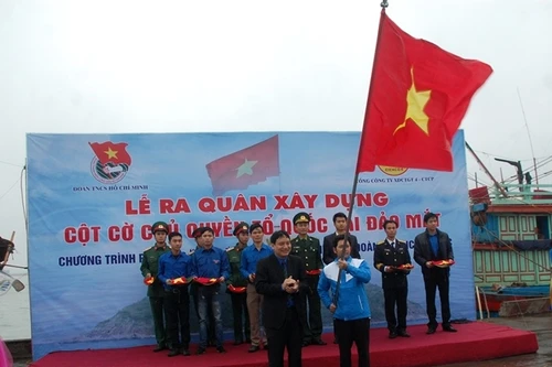 Xây dựng cột cờ Tổ quốc tại đảo Mắt